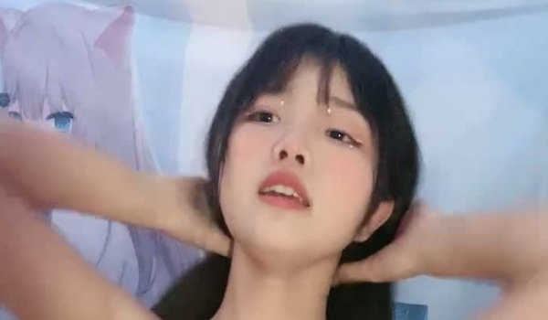 清纯可爱学妹露脸刚下海不酒大秀直播赚外快，在狼友的金钱攻势下展示，全裸脱光互动撩骚，掰开小穴玩小