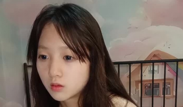 新来的清纯小妹露脸在被窝里跟狼友发骚直播赚生活费，听狼友指挥揉奶玩逼，自慰呻吟年轻粉嫩乖巧听话别