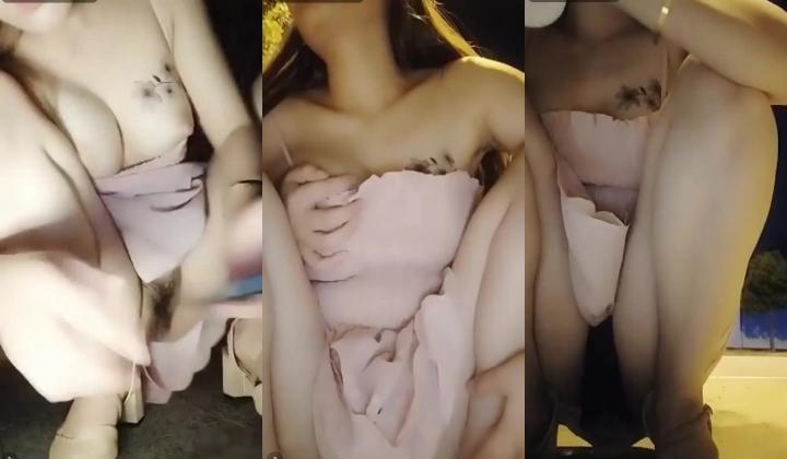 颜值不错的上海小美女半夜不穿内裤露胸在路边勾引小伙啪啪貌似没啥经验鸡巴没硬很难插入