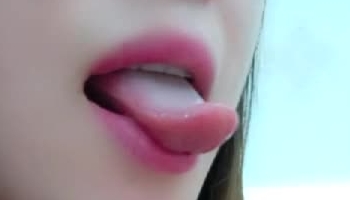清纯少妇露脸大秀，内衣很性感身材苗条皮肤白皙自慰呻吟，多角度逼逼特写粉嫩干净，浪荡呻吟精彩不要错