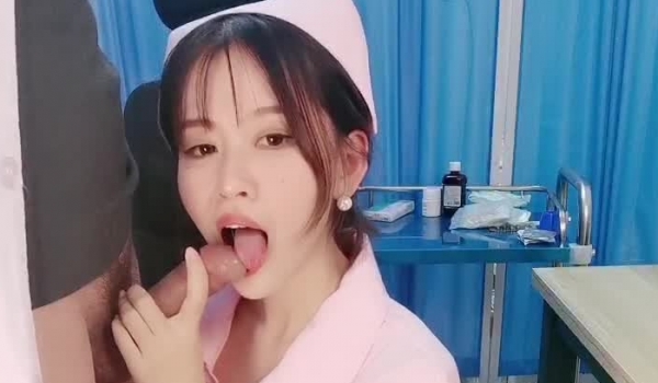 气质美女米拉剧情演绎小护士和医生，椅子上张开双腿振动棒磨蹭，正在自慰医生进来，跪地大屌深喉口交吸