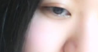 素颜美女直播间大厅跟狼友互动玩一毛钱任你看，大奶子还有纹身，骚肥逼还很嫩，逼毛太多不给看