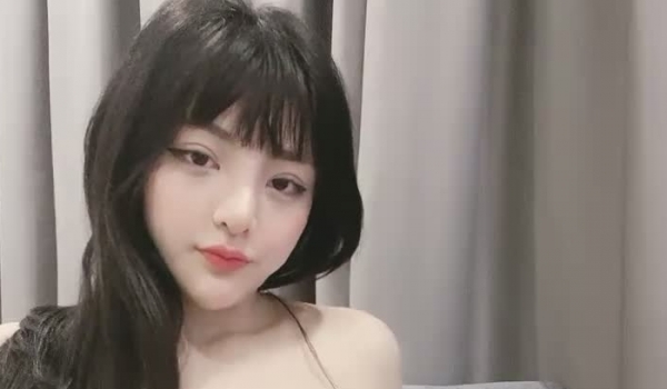 爆乳风骚白虎骚妹子，高颜值激情大秀直播演绎，揉奶玩逼道具抽插浪叫呻吟不止，表情好骚啊，精彩又刺激