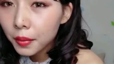 丰满御姐美女主播 穿着开档情趣丝袜直播秀 阴毛刮得很干净 很是诱人