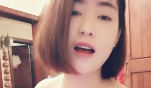 手机直播刚啪啪完的漂亮短发妹子翘着腿掰开逼逼单反拍照