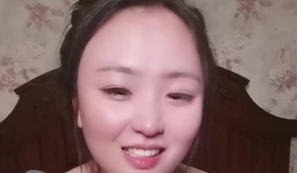 巨乳肥臀风骚好姐妹，精彩直播诱惑狼友，全裸露脸揉奶玩逼，被好姐妹拿道具捅弄骚穴，一起玩闺蜜奶子真