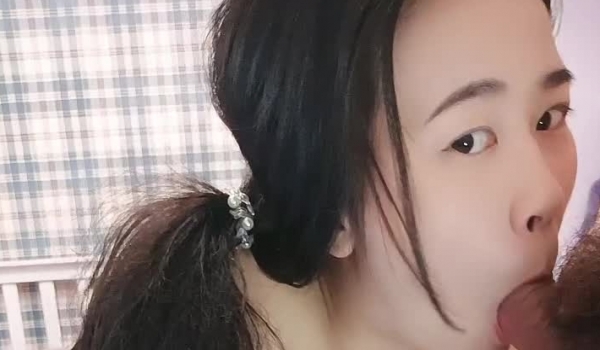 听话的小少妇美丽的逼逼全程露脸跟小哥激情大秀直播，吃奶抠逼特写展示，让小哥床上床下无套爆草浪荡呻