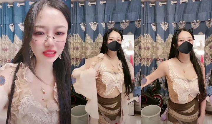 抖音小网红女神 稀有玩法 穿着牛仔裤户外喷尿 直播间上演喷泉 为什么她这么浪还这么多淫水