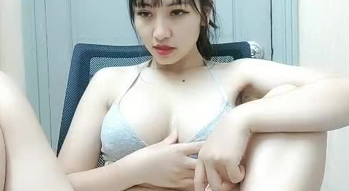 诱人的少妇全程露脸大秀直播勾搭狼友，好身材真不错大奶子真坚挺，跳蛋自慰骚穴呻吟，表情好骚淫声荡语