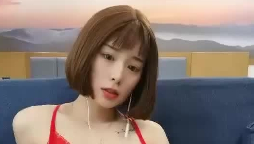 瑶瑶S686高颜值苗条甜美短发妹子自慰，毛毛浓密长相双腿跳蛋震动给炮友口交
