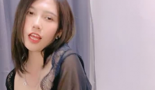 【桃子】颜值不错美女直播时尺度不大 但人气很旺 那对诱人的豪乳是卖点