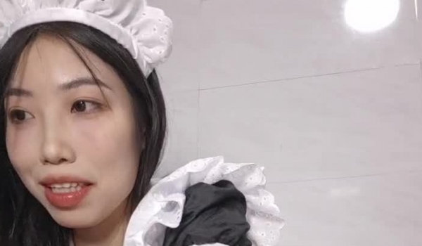 极度淫荡反差骚母狗主播收费房大秀搔首弄姿想被操，吊带黑白丝袜，骑乘位炮友猛操，喜欢被狠狠干，操完