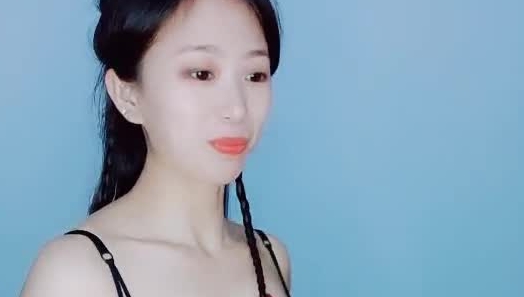 骚妈带着两个女儿一起大秀直播，全程露脸好刺激，黑丝情趣装诱惑，吃奶舔逼AV棒自慰骚穴，嫩的出水还