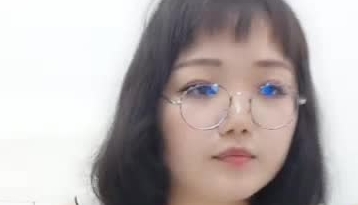 丰满身材大屁股眼镜妹子自慰秀 跳蛋震动道具JJ摩擦开裆丝袜抖动屁股