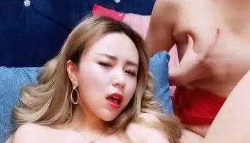 直播界的老司机带徒弟上演姐妹花激情大秀，全程露脸吃奶插逼，轮番诱惑各位狼友，浪荡呻吟第二弹