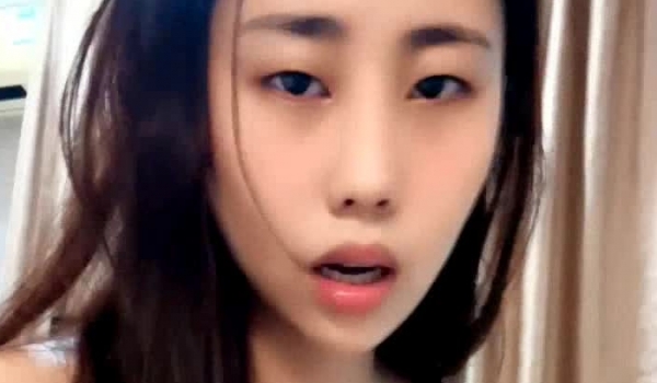 新来的妹子真骚，全程露脸舔弄着假鸡巴给狼友看逼逼，听狼友指挥揉奶玩逼，坐插道具浪叫呻吟，精彩不要