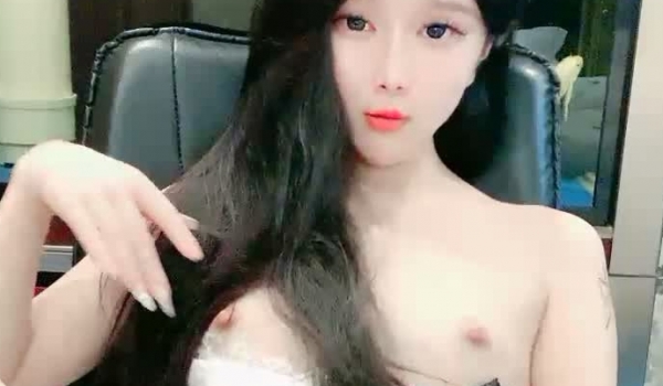校花学妹露脸暑假在家激情大秀直播赚外快勾搭狼友，情趣装扮粉嫩娇乳，道具抽插骚逼，听狼友指挥精彩别