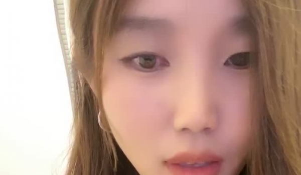 奶子很正的极品女友，全程露脸大秀直播，黑丝诱惑听指挥互动撩骚，奶子比心坚挺诱人，骚穴特写要舔狼友