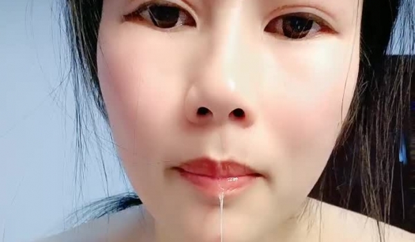 还有奶汁的风骚少妇露脸跟狼友发骚激情大秀，高跟诱惑双手挤奶给狼友看，奶子都被吃瘪了，小穴看着还很嫩