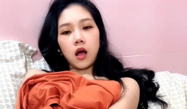 邻家风骚小妹全程露脸听狼友指挥大秀直播，脱光光了逼毛好多性欲旺盛，揉奶玩逼跳蛋塞里面抽插呻吟浪叫