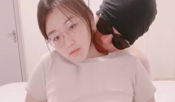 颜值不错的微胖小女人全程露脸大秀直播诱惑狼友，让大哥吃奶玩逼，多体位暴力抽插，浪叫不止高潮不断好