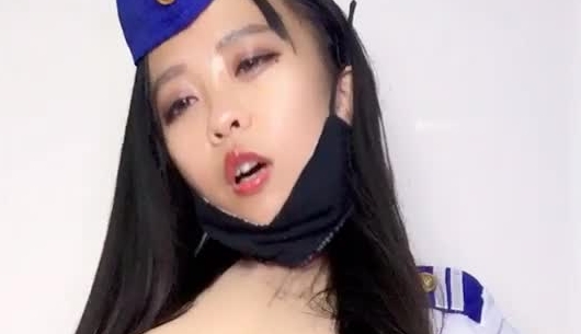 颜值不错身份很是丰满的主播收费自慰大秀 自慰棒大力插穴 淫水多多 十分淫荡