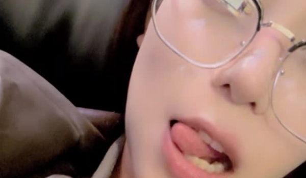 淫荡眼镜网红小骚货！网吧桌子下跳蛋自慰！偷偷扒开内裤跳蛋塞入，进进出出拉扯，揉搓奶头美女好骚