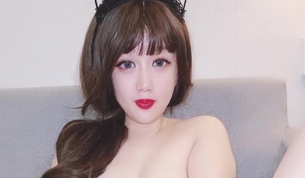 极品大奶美女高颜值性感的洋娃娃大秀直播诱惑狼友，全程露脸揉奶玩逼道具抽插蝴蝶逼给狼友看特写，呻吟