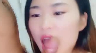 年轻小情侣在家里直播大秀 床上口交 69式 男友拿着自慰器帮女友自慰 跳蛋摩擦阴蒂 快速抽插 高