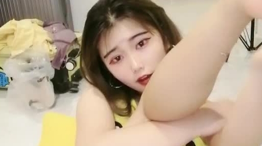 清纯欲女小欣欣全程露脸大秀直播，无毛骚逼很性感AV棒加跳弹摩擦骚逼，看表情就知道有多爽