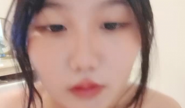 童颜巨乳小骚妹全程露脸大秀直播，性感的爆奶子自慰骚穴，给小哥舔弄大鸡巴，让小哥玩着奶子乳交上位草