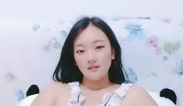 比较有味道的哺乳期少妇，全程露脸大秀直播跟狼友发骚，情趣漏奶装道具自慰逼逼，跟狼友互动挤奶水给狼