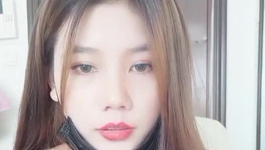 网红脸女主播现场直播情趣内衣与网友激情互动挑逗套路礼物
