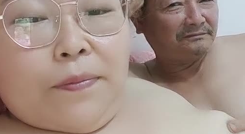 你大爷还是你大爷，跟熟女一起直播全程露脸揉奶玩逼，享受骚女的口活服务，后入草大屁股年纪不小还挺风