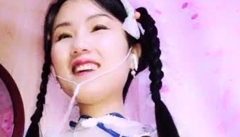 很水灵的漂亮稚嫩美女主播扎着双马尾辫开收费大秀 嫩红的胴体自慰很诱人