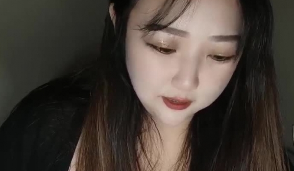 超级坦克巨乳新人妹子露脸聊天，坦胸吊钟大奶跳蛋自慰紧致掰穴特写