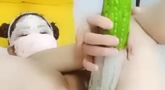 年轻少妇与她的老妈妈一起大秀，又给舔逼又给毒龙的，茄子黄瓜苦瓜的使劲往逼里塞，各种道具狂虐骚逼真