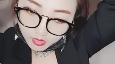 戴着黑框眼镜穿着情趣内衣 很是淫荡韵味主播 和炮友双人啪啪大秀 口交啪啪 很是诱人