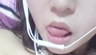 清纯漂亮仙女小甜甜0107一多自慰大秀 别看年纪小 水很多 自慰抠穴很诱人