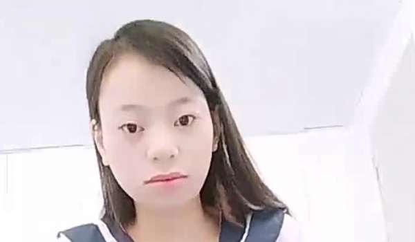 18岁刚成年的小学妹穿着制服福利大秀！逼逼很粉嫩 完美露脸