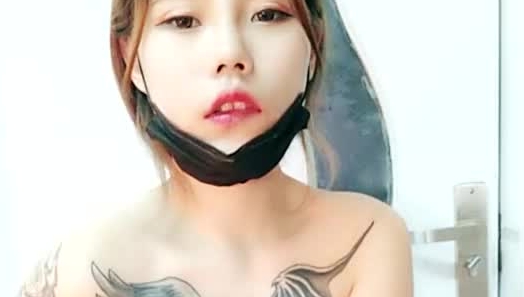 胸前两个翅膀纹身美乳漂亮妹子逼逼粉嫩第三部 跳蛋震动自慰秀呻吟诱惑