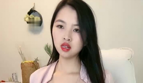 长腿长发美少妇专业设备直播，巨乳大奶，特写跳蛋自慰掰穴粉红蝴蝶