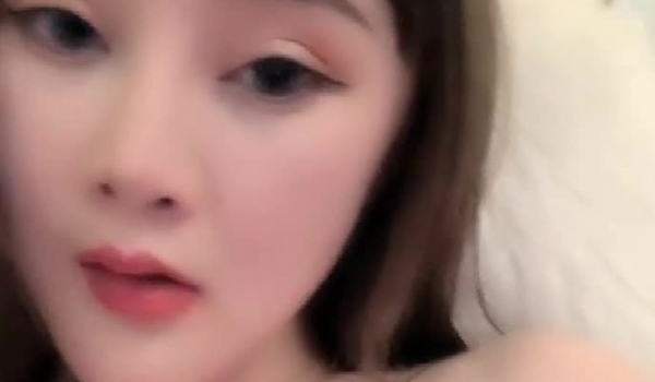 高颜值美女主播1023收费大秀 姨妈期间也大秀 很是诱人