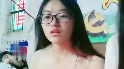 疫情未过两个样子清纯提前返校等开学的眼镜御姐学生妹在宿舍直播赚点生活费