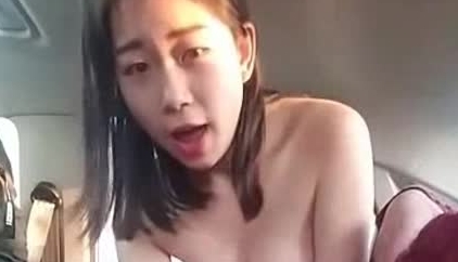 很是风骚美女主播和炮友开车到户外 车震啪啪大秀 很是刺激