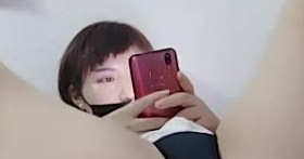 手机直播福利之欣姐露脸一多，白衬衣一线逼，水还真不少摸一会就得擦一下，精彩不要错过