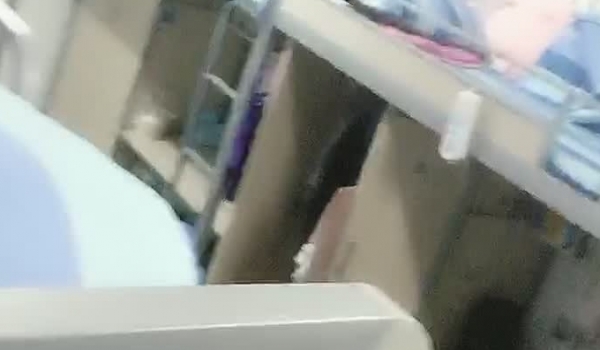 超大巨乳女大学生寝室里的直播 终于给露逼了