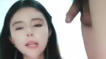 淫乱嫩模川一木子挑战4P大秀，约战粉丝和附近的人，一女侍三男，小骚逼爽透了，堪比AV大片一边草一