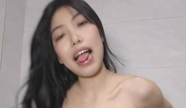 极度淫荡反差骚母狗主播收费房大秀搔首弄姿想被操，吊带黑白丝袜，骑乘位炮友猛操，喜欢被狠狠干，操完