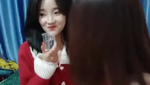 极品老熟女拉一个小妹妹，和大叔直播做爱，双飞啪啪做爱，花式解锁肆意玩弄